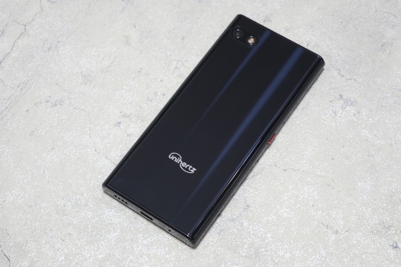 本体背面は光沢仕上げで、光の当たり具合によって模様が変わる。指紋は付きやすい