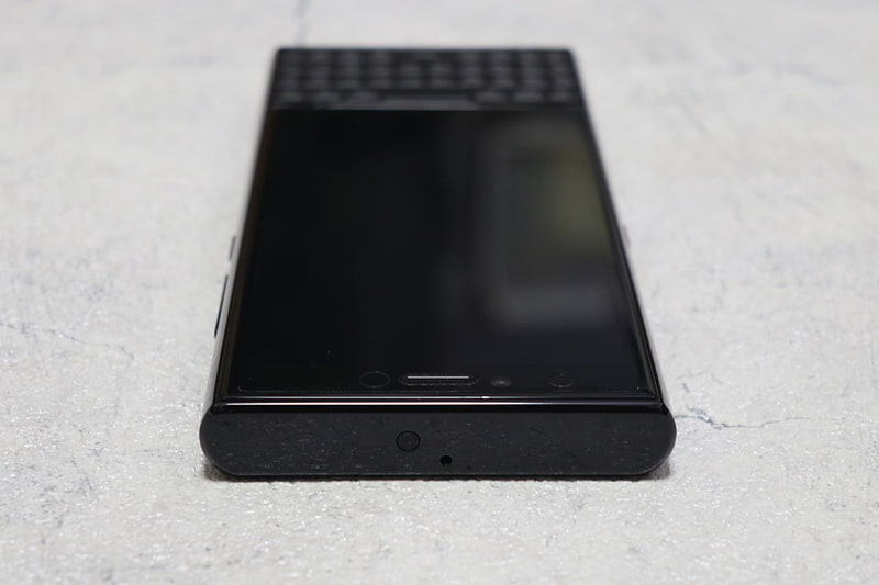 本体上部に赤外線出力部が見える