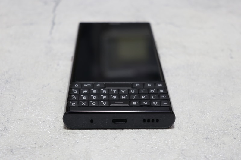 本体底面はUSB Type-Cやスピーカー/マイクの穴が見える