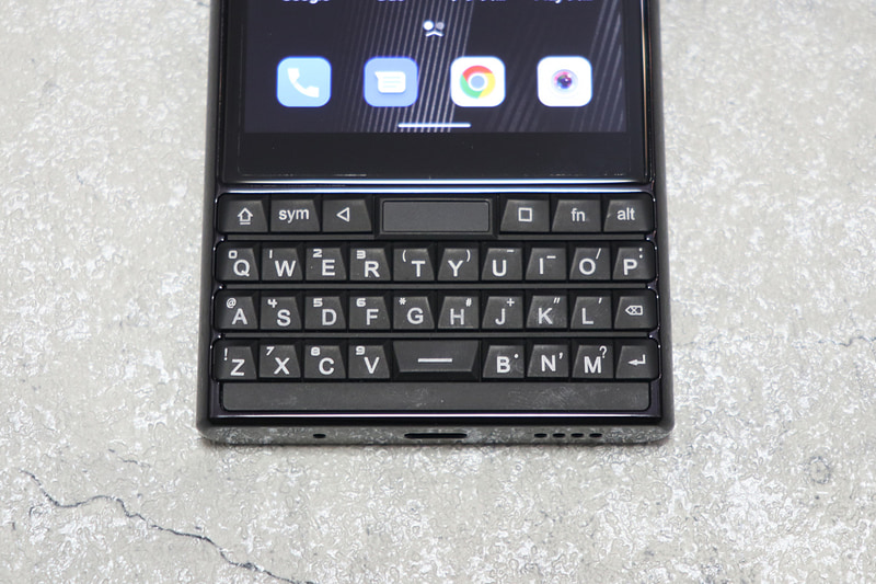 QWERTYキーボードの配列はこれまで通り。バックライト付きで暗所でも見やすい