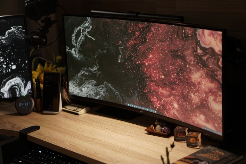 ベンキュー「ScreenBar モニターライト」を設置した筆者のデスク