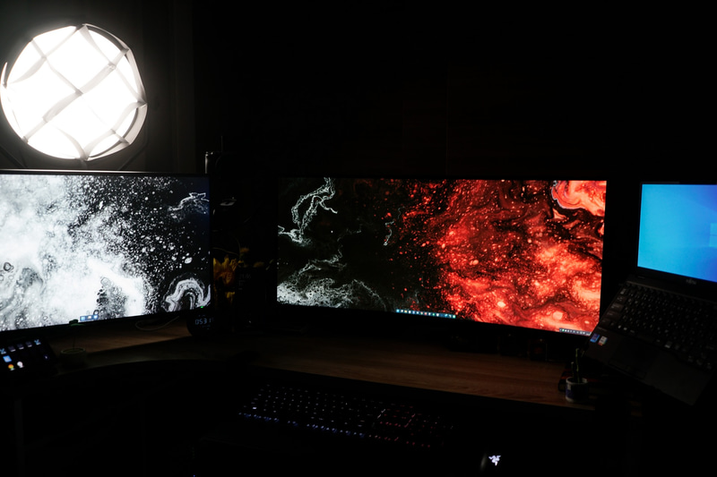 動画用照明だけを点けた筆者のデスク。いくらなんでも暗すぎる