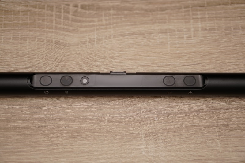 本体上部に左から輝度調節、色温度調節、自動調光、電源のボタン