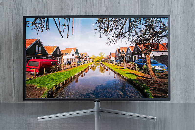 43型の大型サイズ。量子ドット技術の採用で高い色の再現力を持つ