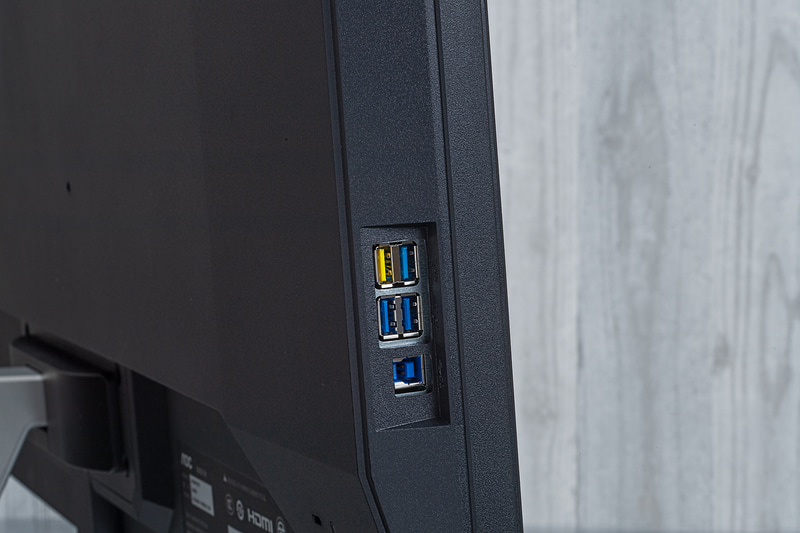 映像入力としてHDMI 2.1×2、DisplayPort 1.4×2を用意。4ポートのUSB 3.2 Gen 1対応ハブもあり、マウスやキーボードの接続に役立つ