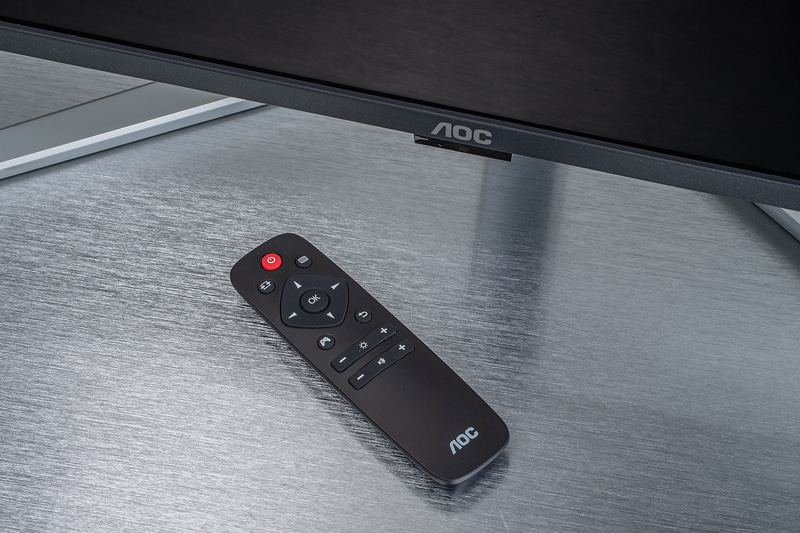 リモコンも付属。手元で音量や明るさを手軽に調整できるのはありがたい