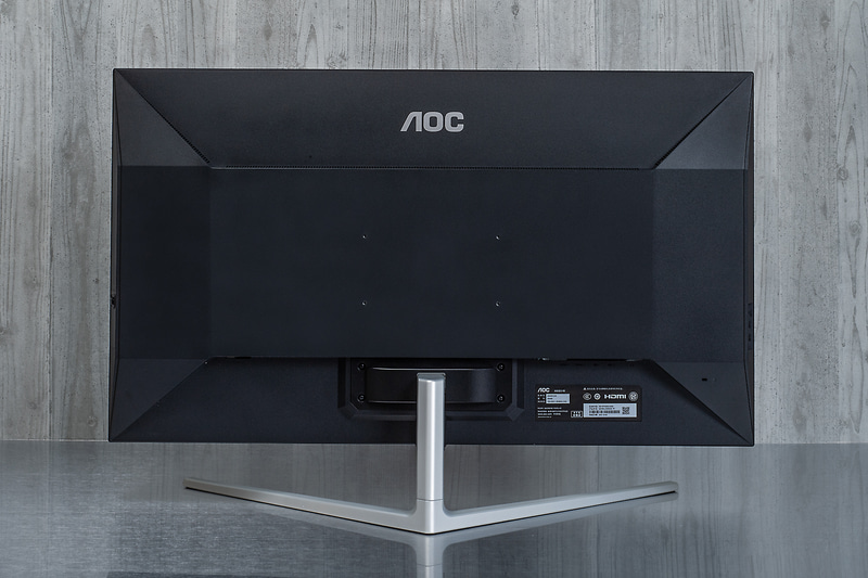 背面とスタンド。スタンドはぐらつかずしっかりとしている