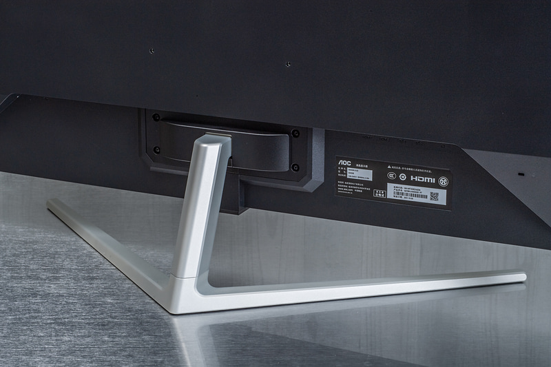 背面とスタンド。スタンドはぐらつかずしっかりとしている