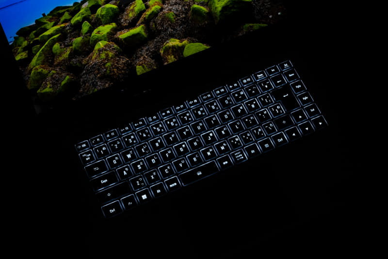 キーボードには、白色LEDのバックライトを搭載している