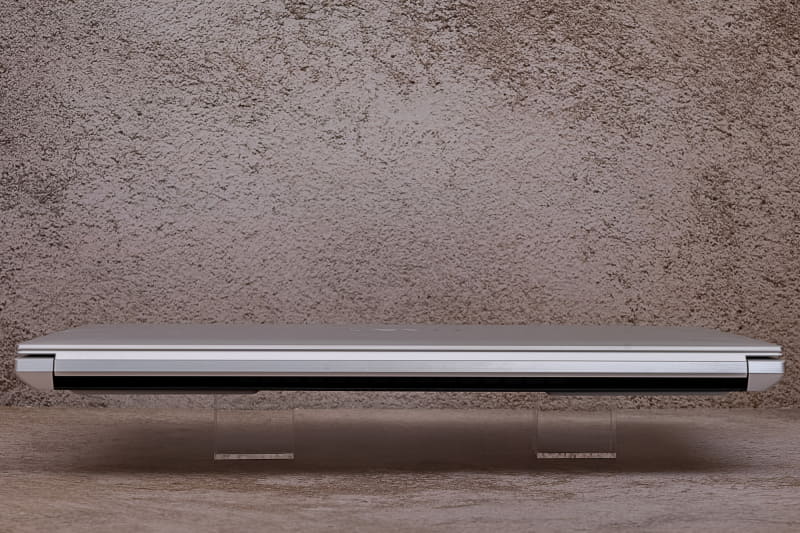 背面。浅いヘアライン加工で仕上げられている