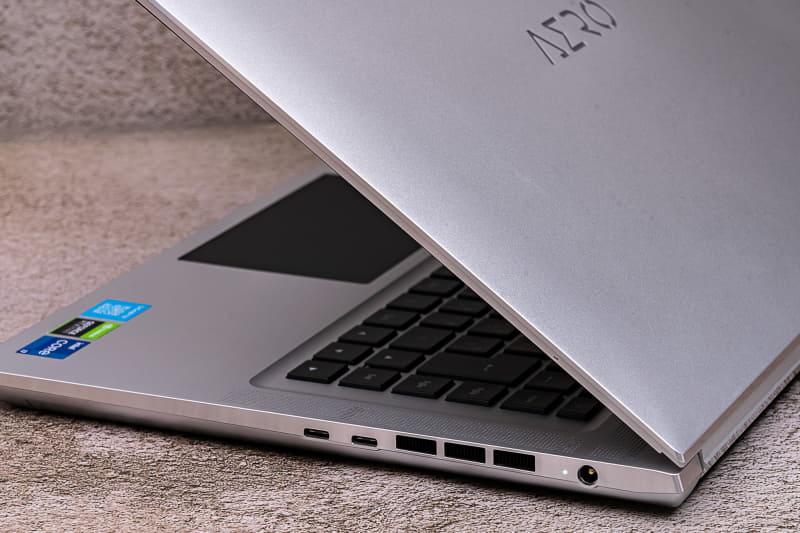 右側面にThunderbolt 4(Type-C)を2基装備する。一番奥がACアダプタ端子