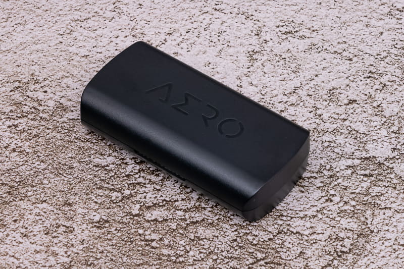 AERO HUBはブラックの専用ケースに入っている