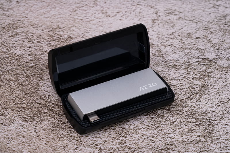 小型ドック「AERO HUB」。Thunderbolt 4端子に挿して使う