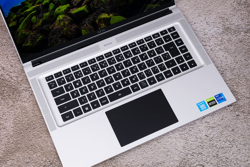 テンキーレスのキーボードを搭載。比較的素直な配置で打鍵感も良好だ。両サイドに2Wのステレオスピーカーを搭載している