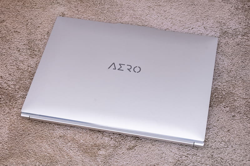 ボディはアルミニウム合金製で非常に剛性感が高い。CNC切削加工で成形され、質感高く仕上げられている