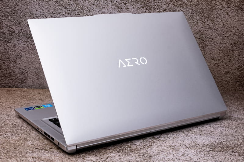 電源ON時は個性的な字体のAEROのロゴが白色LEDで光る