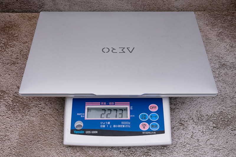 ボディサイズは356×250×20mm。試用機の実測重量は約2.3kgだった