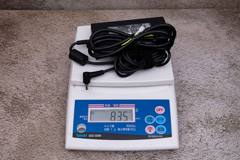 ACアダプタは230W仕様。実測835gとかなり重いので、持ち出すには少し覚悟がいる