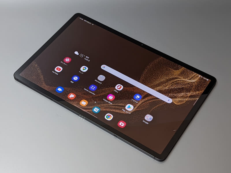 横向きにするとカメラが上部に来る配置。画面は12.4型、アスペクト比は16:10