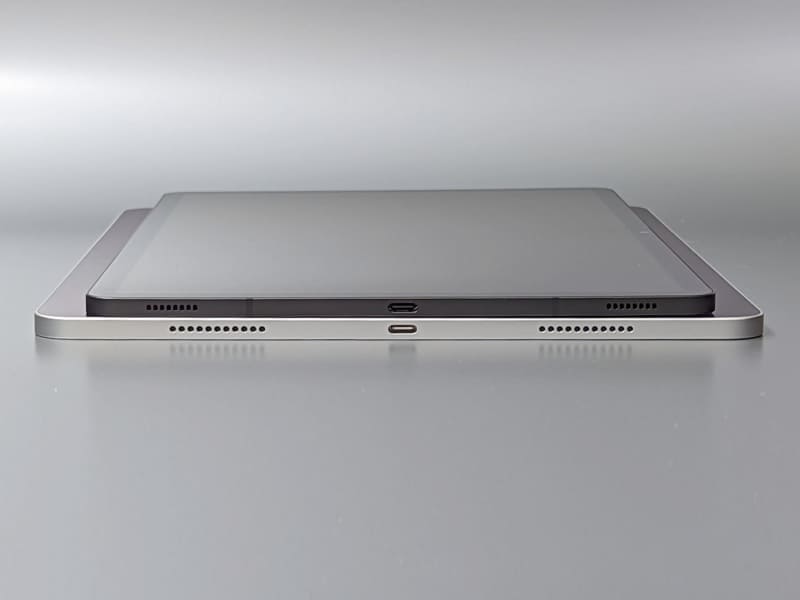 上下に重ねたところ。USB Type-Cポートの左右にスピーカーという配置は酷似している