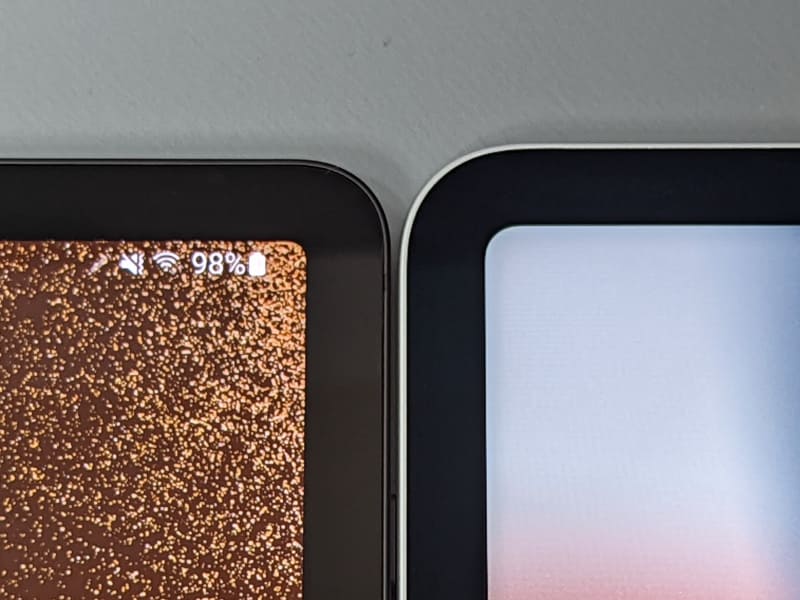 ベゼル幅の比較。左が本製品、右が12.9インチiPad Pro。幅は同等だが、画面角のアールは本製品のほうがより直角に近い