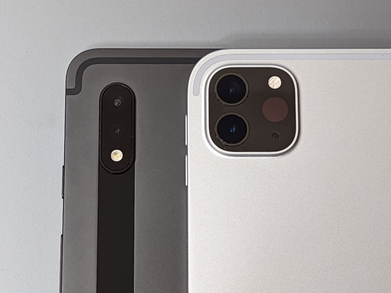 カメラ部は見た目こそ似ていないが、どちらも2眼構成