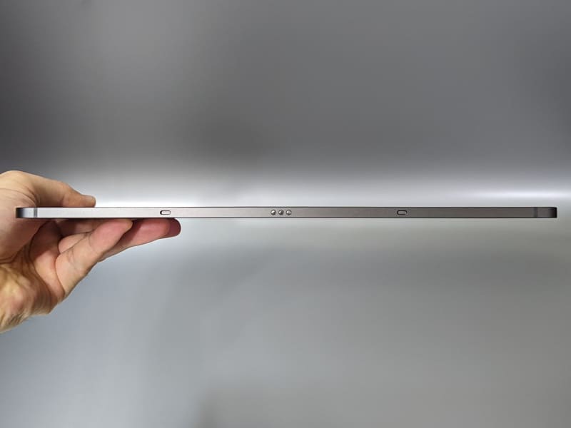 底面にはオプションのキーボードを磁力で吸着させるためのポゴピンを備える