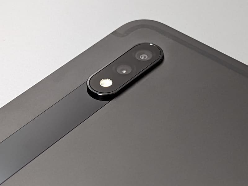 カメラの形状は前回紹介した「LAVIE Tab T12」に酷似しているが、ボタンの配置などは大きく異なっており、一方がもう一方のOEMというわけではないようだ