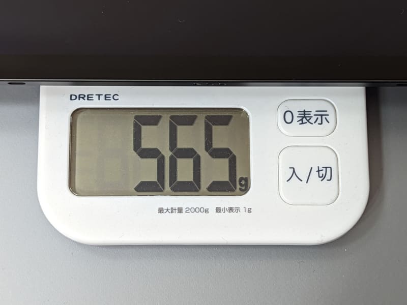 重量は実測565g。ちなみに後述のキーボード付きのカバー「Book Cover Keyboard」と合わせると1,075gとなる