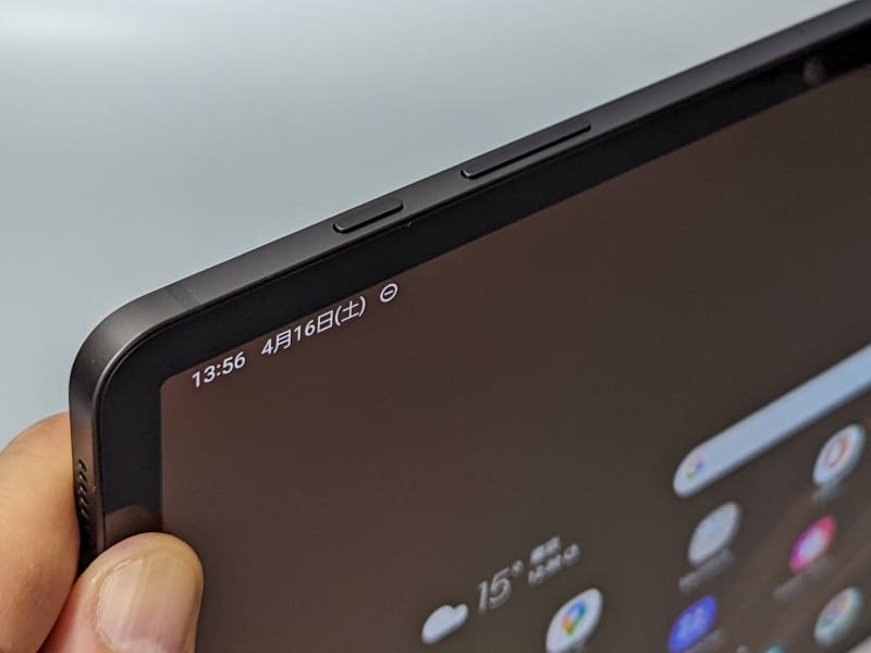 電源ボタンは側面ではなく上面、音量ボタンと並んで配置されている。カードスロットもこの面だ