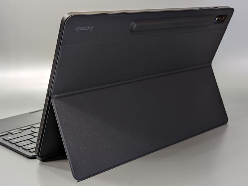 背面上部はペンを挿入する部分が大きく膨らんでいる