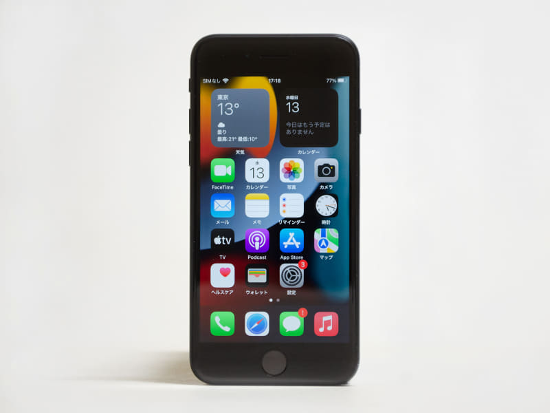 前面。画面中央上に前面カメラ、下にTouch ID兼ホームボタン。13シリーズと違い上下の縁が広い