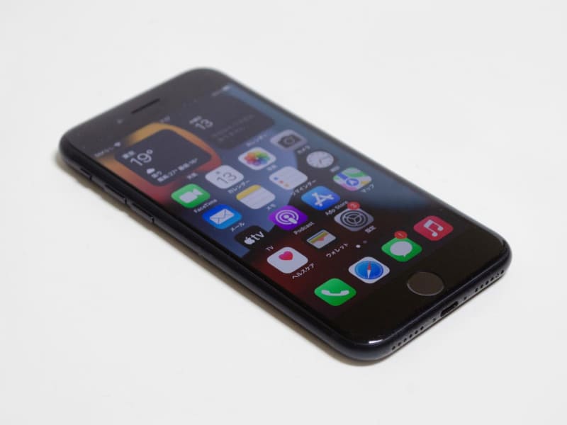 左/下。左側面にミュートスイッチ、音量±ボタン。下側面にLightningコネクタ