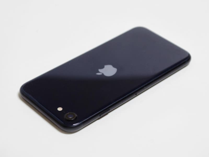 右/上。右側面に電源ボタンとSIMスロット