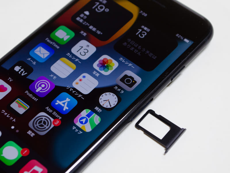 Nano SIMスロット付近。着脱にはジェクトピンを使用する