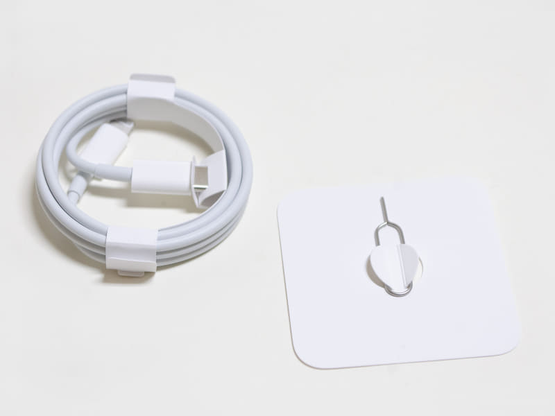 付属品。Lightning/Type-Cケーブル、イジェクトピン