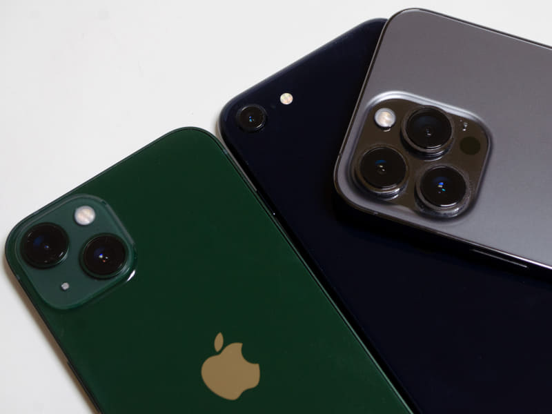 カメラ。左から順にiPhone 13、iPhone SE、iPhone 13 Pro。レンズの数もだが、光学系が随分違うのがわかる