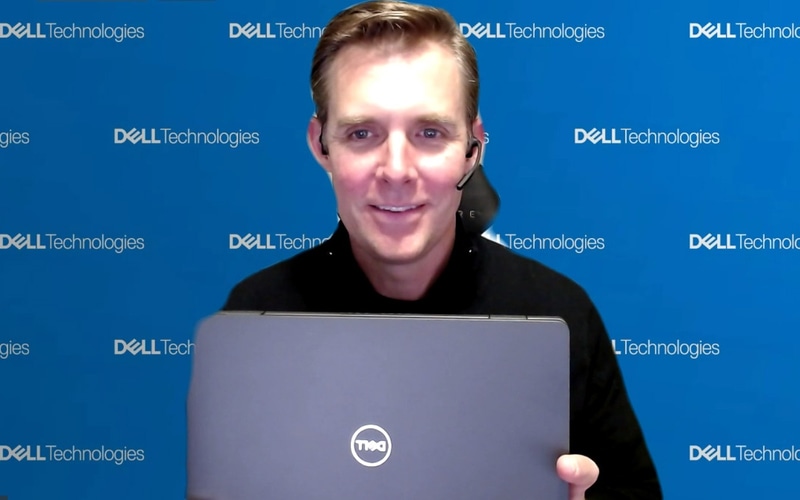 Latitude 7330 Ultralightを手に持つ米Dell Technologies Mobility Product Marketing Directorのマット・マクゴワン氏