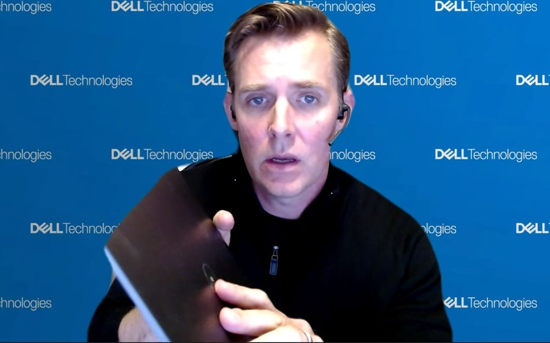 マクワゴン氏が手に持つ天板