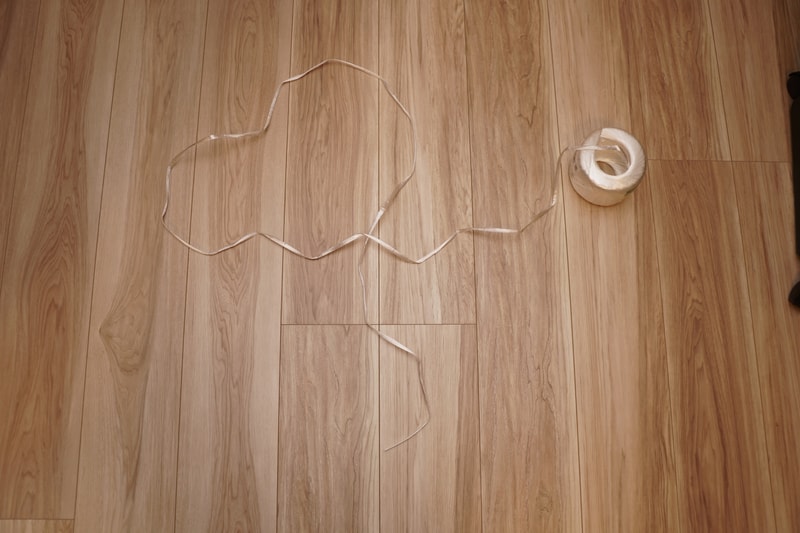 ビニール紐を4の字を描くように床に敷く