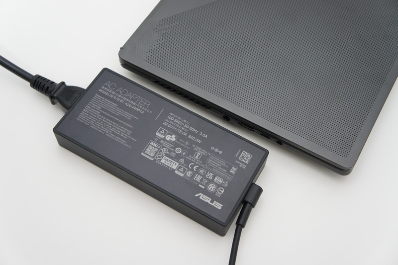ACアダプタは240W出力で大きめ