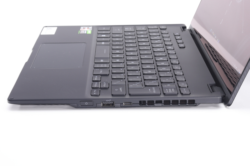 右側面。電源スイッチ、USB 3.1、USB 3.1 Type-C