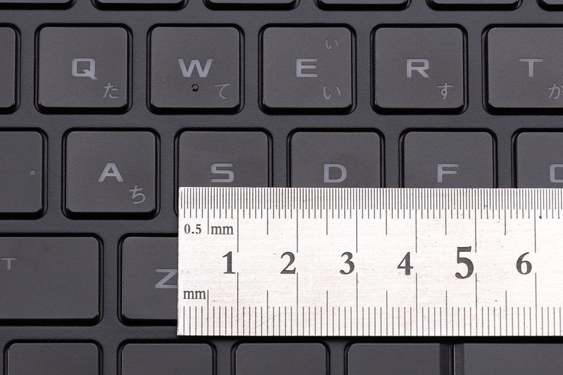 主要なキーのキーピッチは約19mm。各キーは白色LEDバックライトを搭載している。