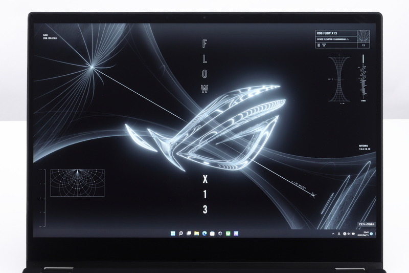 アスペクト比16:10の13.4型液晶ディスプレイ。画面解像度はWUXGA(1,920×1,200ドット)で、リフレッシュレートは120Hz。画面上部に92万画素のWebカメラを備えている