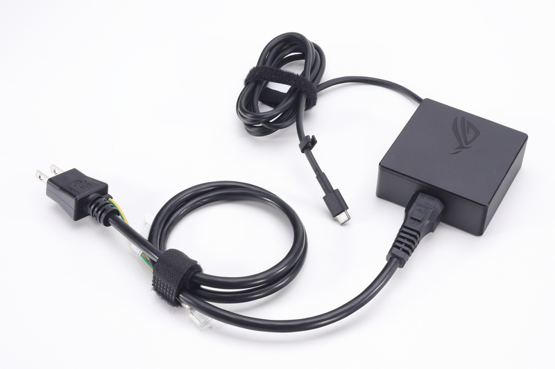 付属のACアダプタ。USB Type-Cコネクタを採用しており、最大で100Wを供給可能