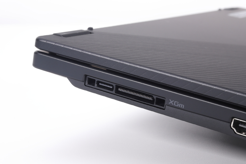 本体左側面のROG XG Mobileインターフェイス。独自のPCIe 3.0 x8端子とUSB 3.1 Type-Cがセットになっている