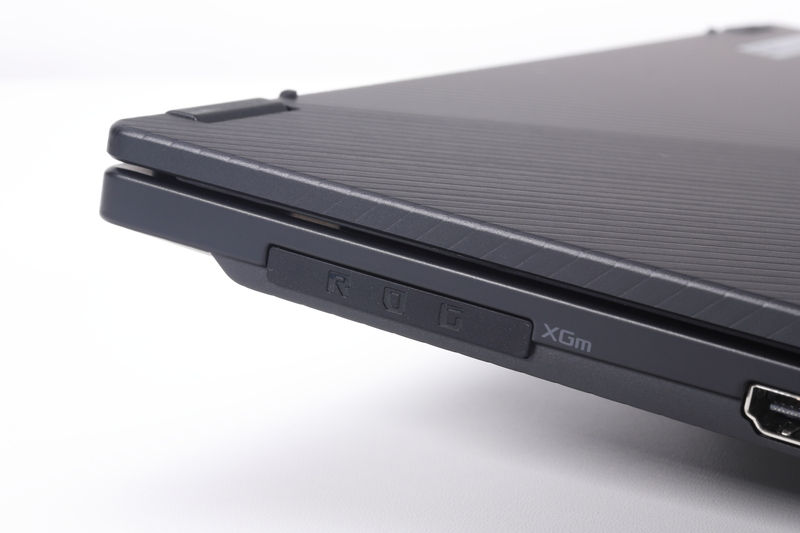 ROG XG Mobileインターフェイスを使用しない場合は、専用のコネクタカバーを取り付けて端子を保護する