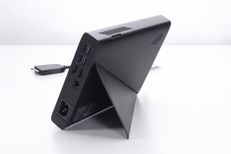 筐体に備え付けのスタンディングパーツを用いることで縦置きできる