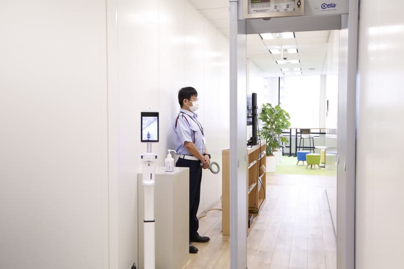 ラボの入退室には国際空港レベルのセキュリティゲートを通過する必要がある