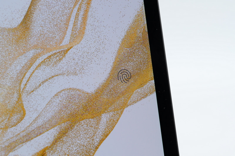 ディスプレイ右側面中央付近にディスプレイ内蔵型指紋認証センサーを搭載